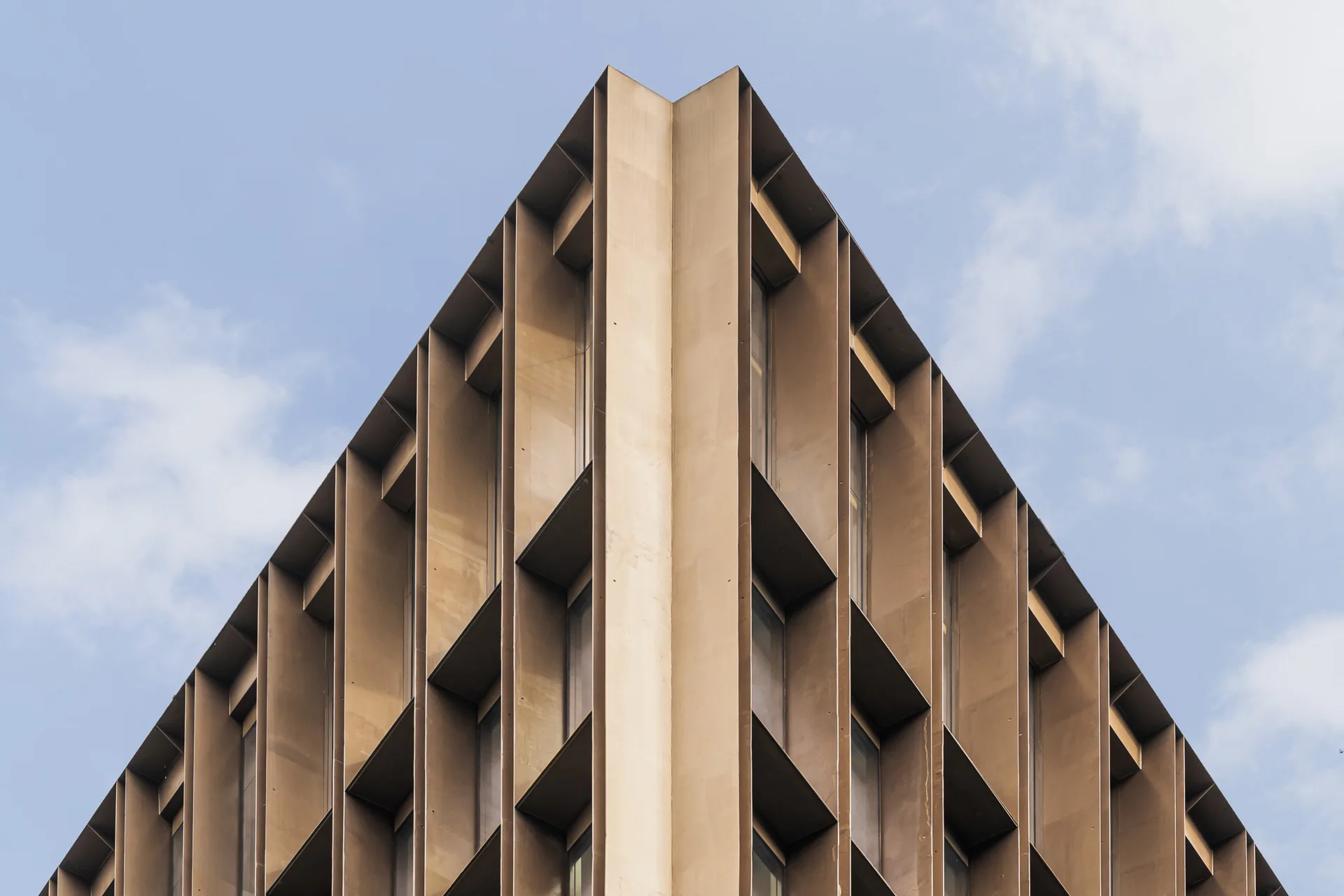 Fachada acristalada y estructura metálica del Edificio de Laboratorios Javeriana en Bogotá por Juan Pablo Ortiz y Taller Architects.